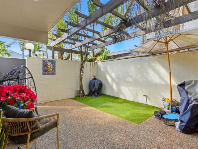 Продажа дома по адресу 4726 SW 67th Ave F6 - фото 7440259