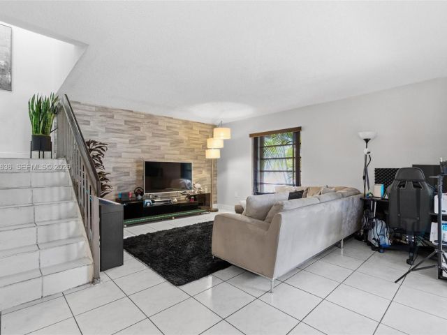 Продажа дома по адресу 4726 SW 67th Ave F6 - фото 7440260