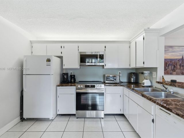 Продажа дома по адресу 4726 SW 67th Ave F6 - фото 7440267