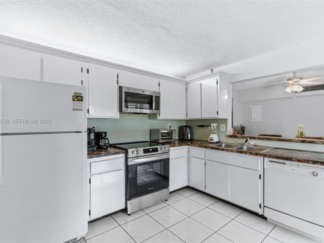 Продажа дома по адресу 4726 SW 67th Ave F6 - фото 7440268