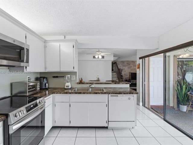 Продажа дома по адресу 4726 SW 67th Ave F6 - фото 7440269