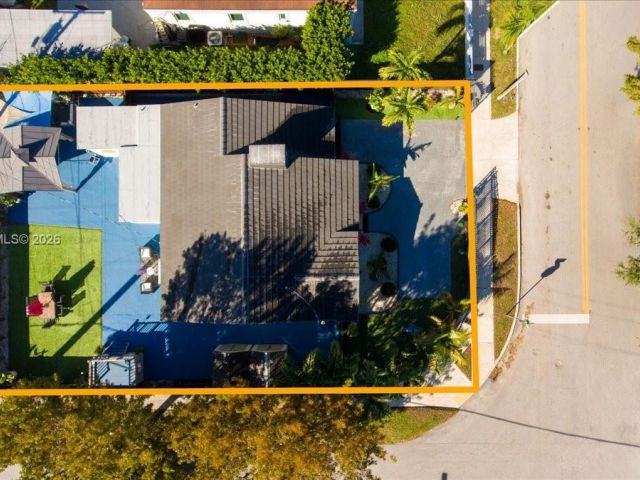 Продажа дома по адресу 2400 SW 21st Ter - фото 7436799