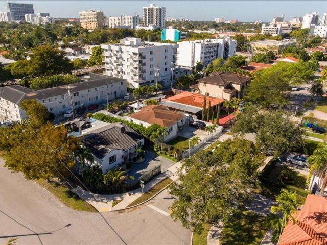 Продажа дома по адресу 2400 SW 21st Ter - фото 7436800