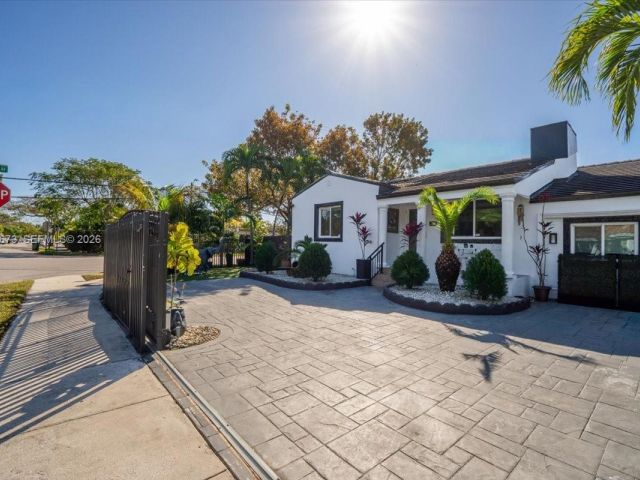 Продажа дома по адресу 2400 SW 21st Ter - фото 7436802