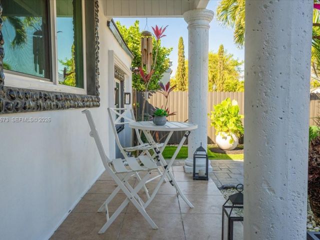 Продажа дома по адресу 2400 SW 21st Ter - фото 7436803