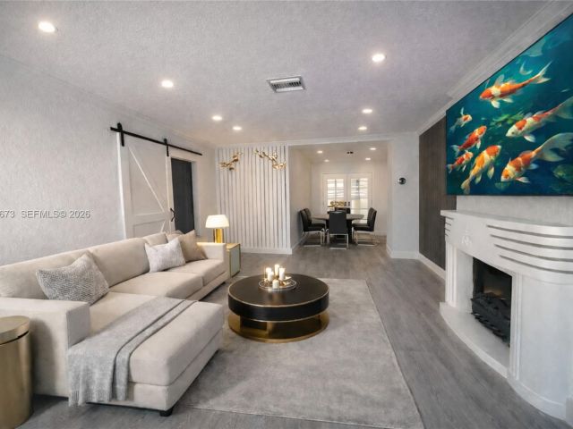 Продажа дома по адресу 2400 SW 21st Ter - фото 7436805