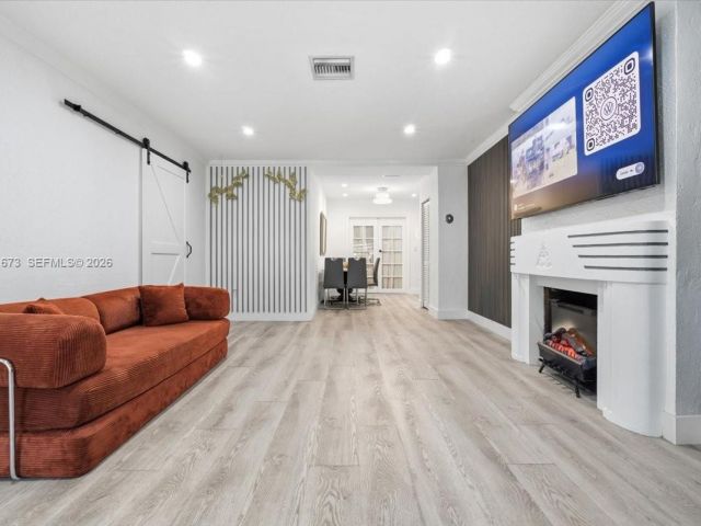 Продажа дома по адресу 2400 SW 21st Ter - фото 7436806