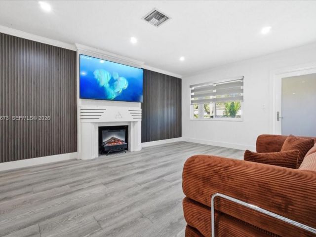 Продажа дома по адресу 2400 SW 21st Ter - фото 7436807