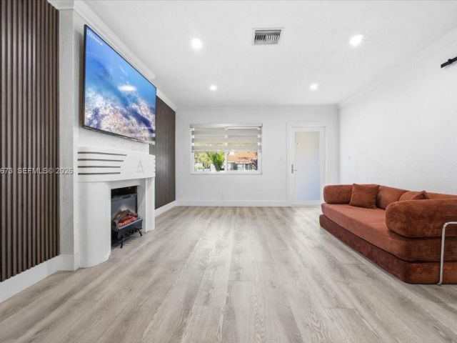 Продажа дома по адресу 2400 SW 21st Ter - фото 7436808