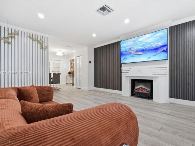 Продажа дома по адресу 2400 SW 21st Ter - фото 7436809