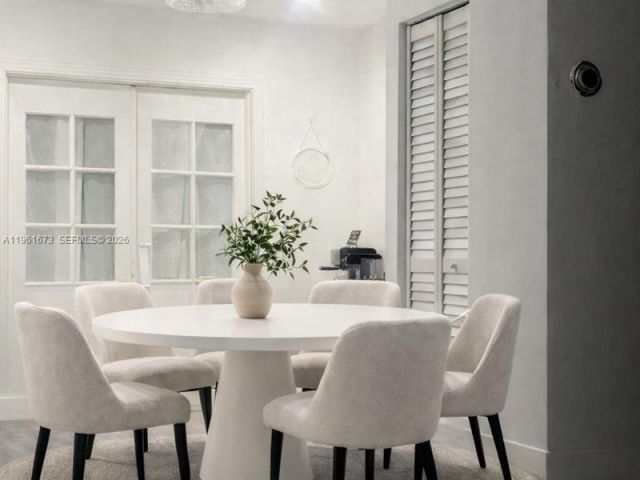 Продажа дома по адресу 2400 SW 21st Ter - фото 7436811