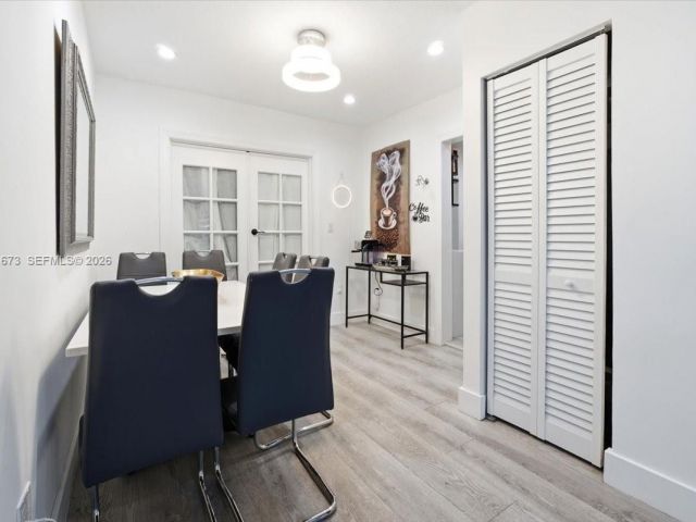 Продажа дома по адресу 2400 SW 21st Ter - фото 7436812