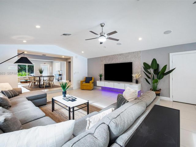 Дом в аренду по адресу 1019 NE 115th St 1019 - фото 7401117