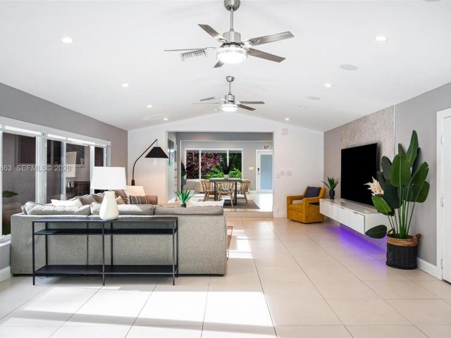 Дом в аренду по адресу 1019 NE 115th St 1019 - фото 7401118