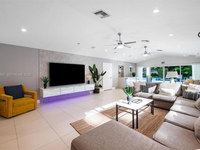 Дом в аренду по адресу 1019 NE 115th St 1019 - фото 7401120