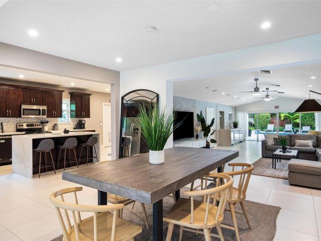 Дом в аренду по адресу 1019 NE 115th St 1019 - фото 7401125