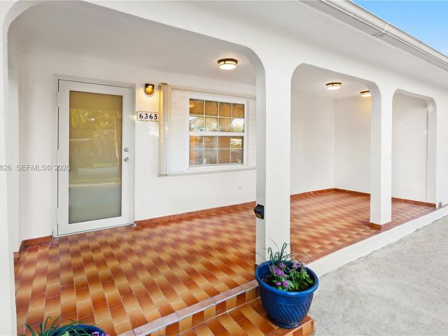 Дом в аренду по адресу 6365 SW 33rd St - фото 7434415