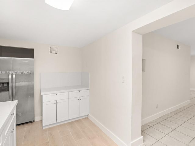 Дом в аренду по адресу 6365 SW 33rd St - фото 7434421