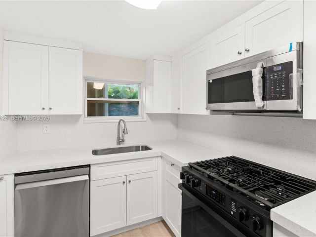 Дом в аренду по адресу 6365 SW 33rd St - фото 7434422