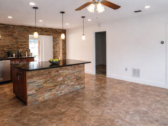 Дом в аренду по адресу 471 NE 162nd St 1a - фото 7507568