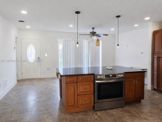 Дом в аренду по адресу 471 NE 162nd St 1a - фото 7507570