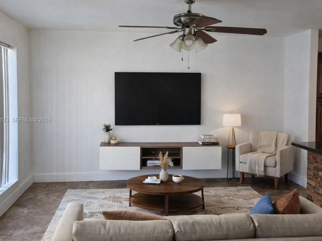 Дом в аренду по адресу 471 NE 162nd St 1a - фото 7507572