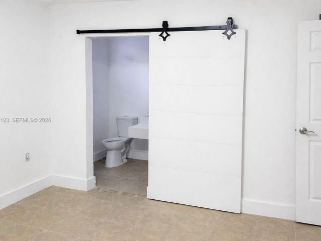 Дом в аренду по адресу 471 NE 162nd St 1a - фото 7507577