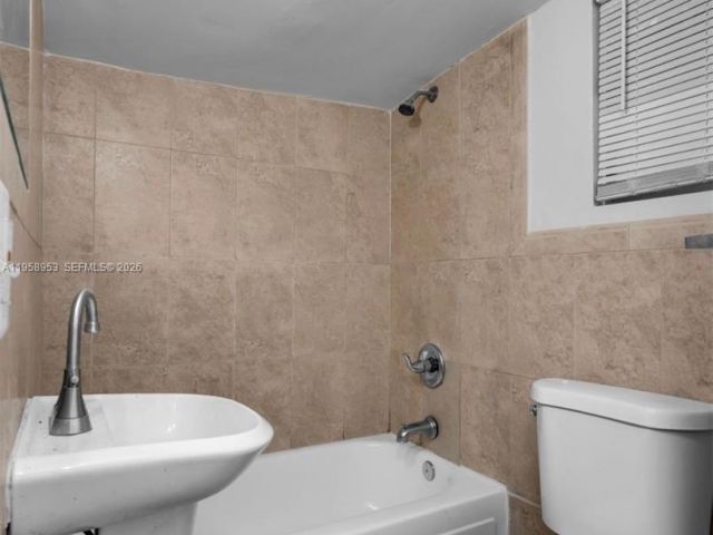 Дом в аренду по адресу 914 NW 80th St 1 - фото 7507671