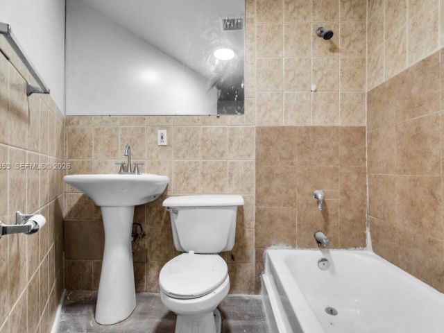 Дом в аренду по адресу 914 NW 80th St 1 - фото 7507672