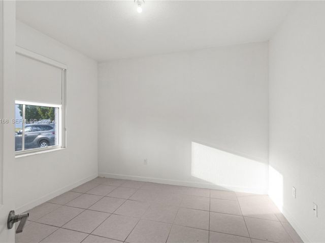 Дом в аренду по адресу 12307 NW 23rd Ct 12307 - фото 7507974