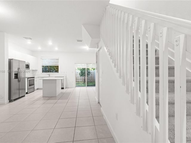 Дом в аренду по адресу 12307 NW 23rd Ct 12307 - фото 7507977