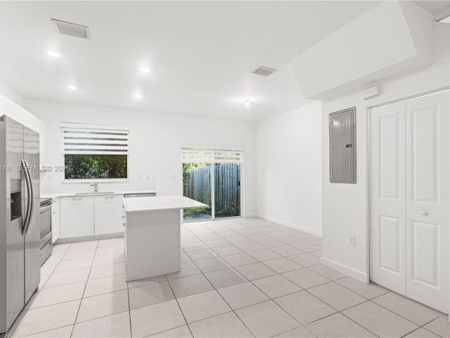 Дом в аренду по адресу 12307 NW 23rd Ct 12307 - фото 7507980