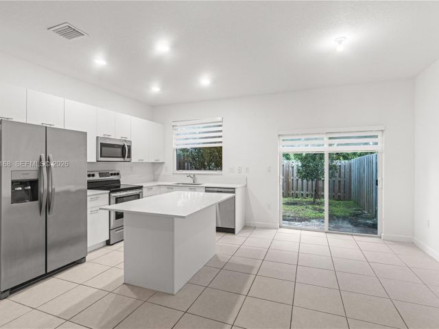 Дом в аренду по адресу 12307 NW 23rd Ct 12307 - фото 7507981