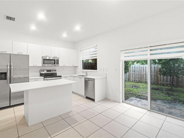 Дом в аренду по адресу 12307 NW 23rd Ct 12307 - фото 7507982