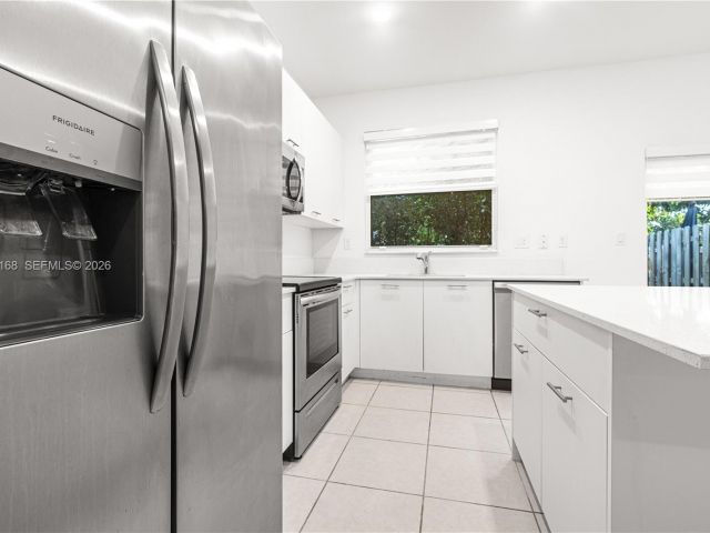 Дом в аренду по адресу 12307 NW 23rd Ct 12307 - фото 7507984