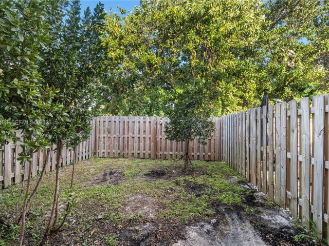 Дом в аренду по адресу 12307 NW 23rd Ct 12307 - фото 7507987