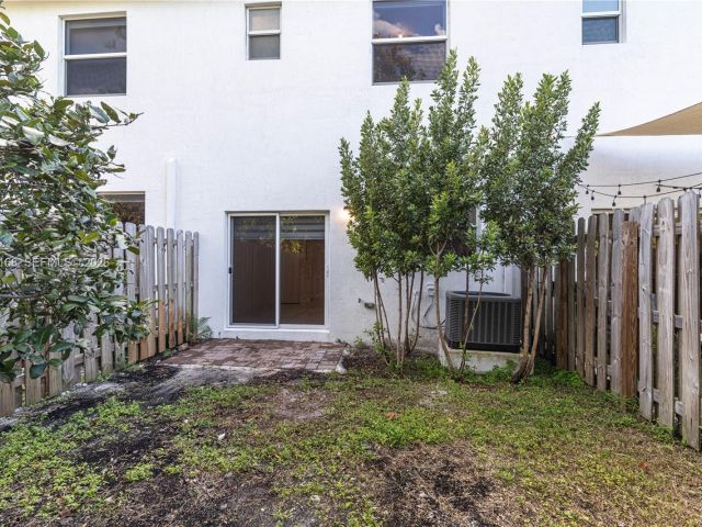 Дом в аренду по адресу 12307 NW 23rd Ct 12307 - фото 7507988