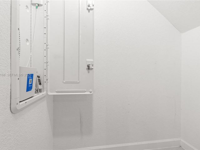 Дом в аренду по адресу 12307 NW 23rd Ct 12307 - фото 7507989