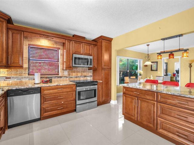 Продажа дома по адресу 21424 NE 19th Ct - фото 7439425