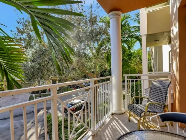 Продажа дома по адресу 1345 SW 4th Court - фото 9357679