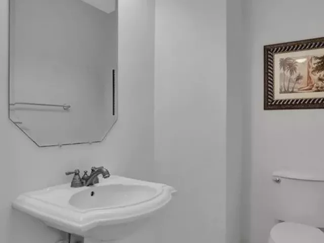 Продажа дома по адресу 1345 SW 4th Court - фото 9357683