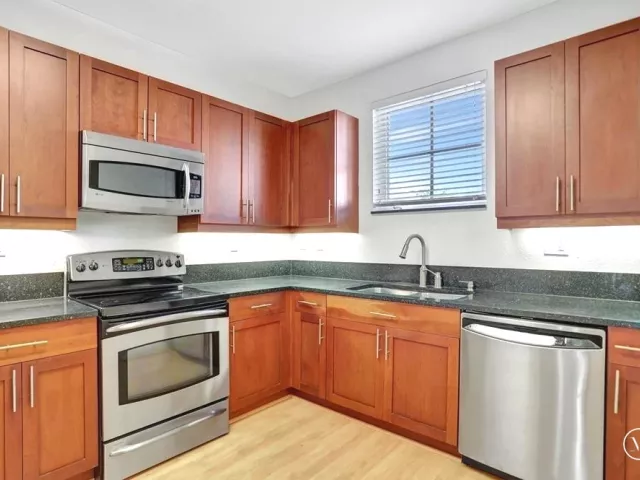Продажа дома по адресу 1345 SW 4th Court - фото 9357685