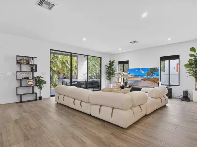 Продажа дома по адресу 913 NE 15th St - фото 7405645