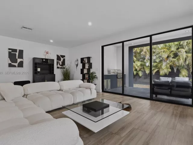 Продажа дома по адресу 913 NE 15th St - фото 7405643