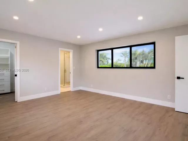 Продажа дома по адресу 6020 NE 18th Ter - фото 7405621