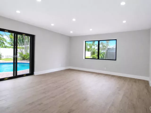 Продажа дома по адресу 6020 NE 18th Ter - фото 7405622