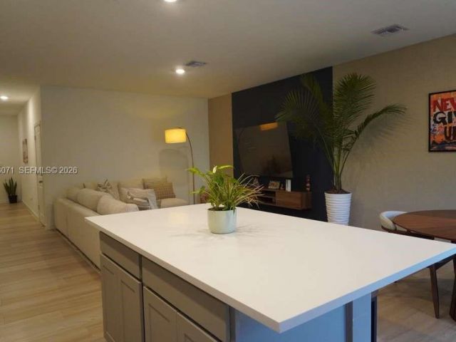 Дом в аренду по адресу 385 NW 9th St 385 - фото 7420804