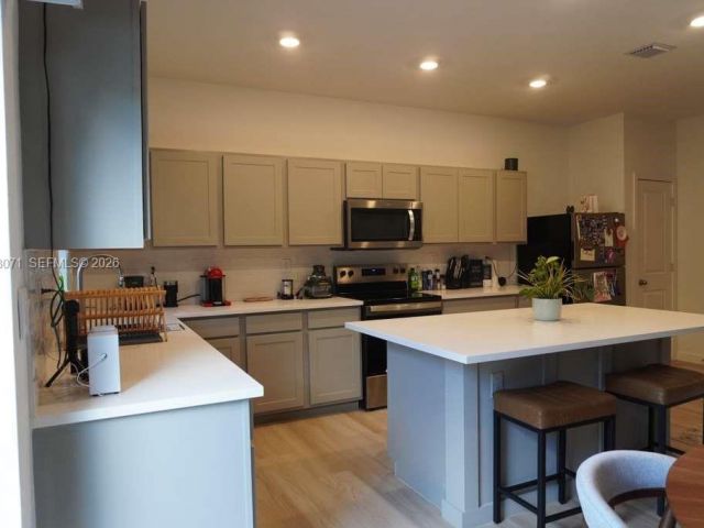 Дом в аренду по адресу 385 NW 9th St 385 - фото 7420807