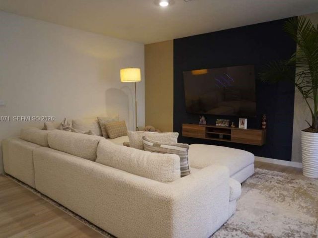 Дом в аренду по адресу 385 NW 9th St 385 - фото 7420808