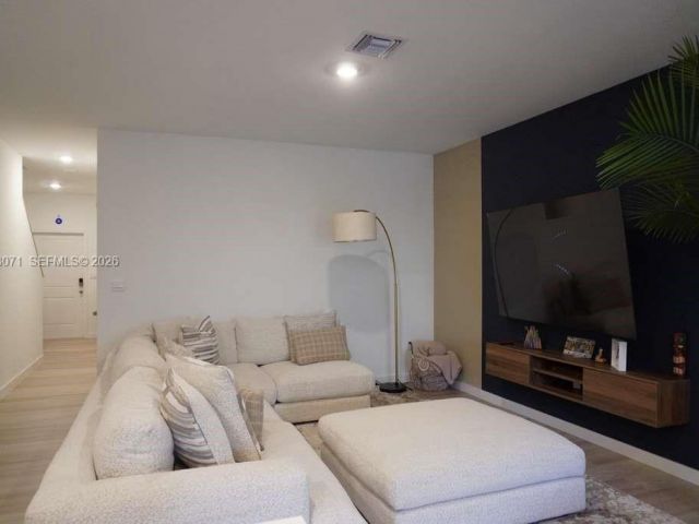 Дом в аренду по адресу 385 NW 9th St 385 - фото 7420809